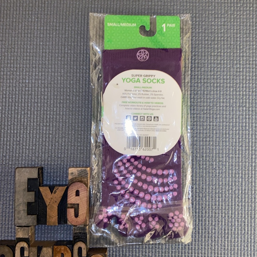 🆕🧘♀️GAIAM Women’s Super Grippy Yoga Socks in Purple - Picture 3 of 10